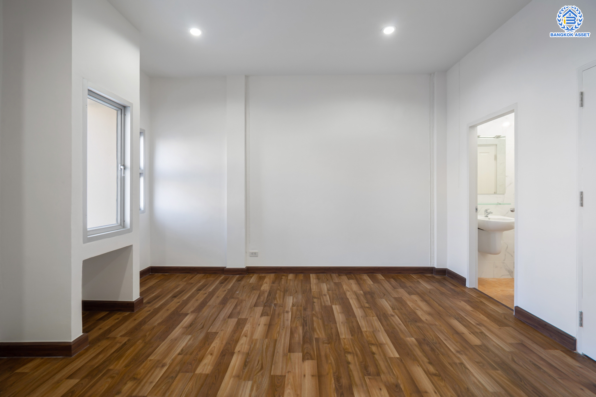 บ้านมือสองตกแต่งใหม่ ม.บ้านริมสวน ดอนเมือง เนื้อที่ 17.6 ตร.ว. ฟังก์ชันจัดเต็ม 3 ห้องนอน 3 ห้องน้ำ จอดรถได้ 2 คัน มีความเป็นส่วนตัว เดินทางเข้าสู่ใจกลางเมืองได้อย่างสะดวกสบาย ใกล้สนามบินดอนเมือง และทางด่วนศรีสมาน